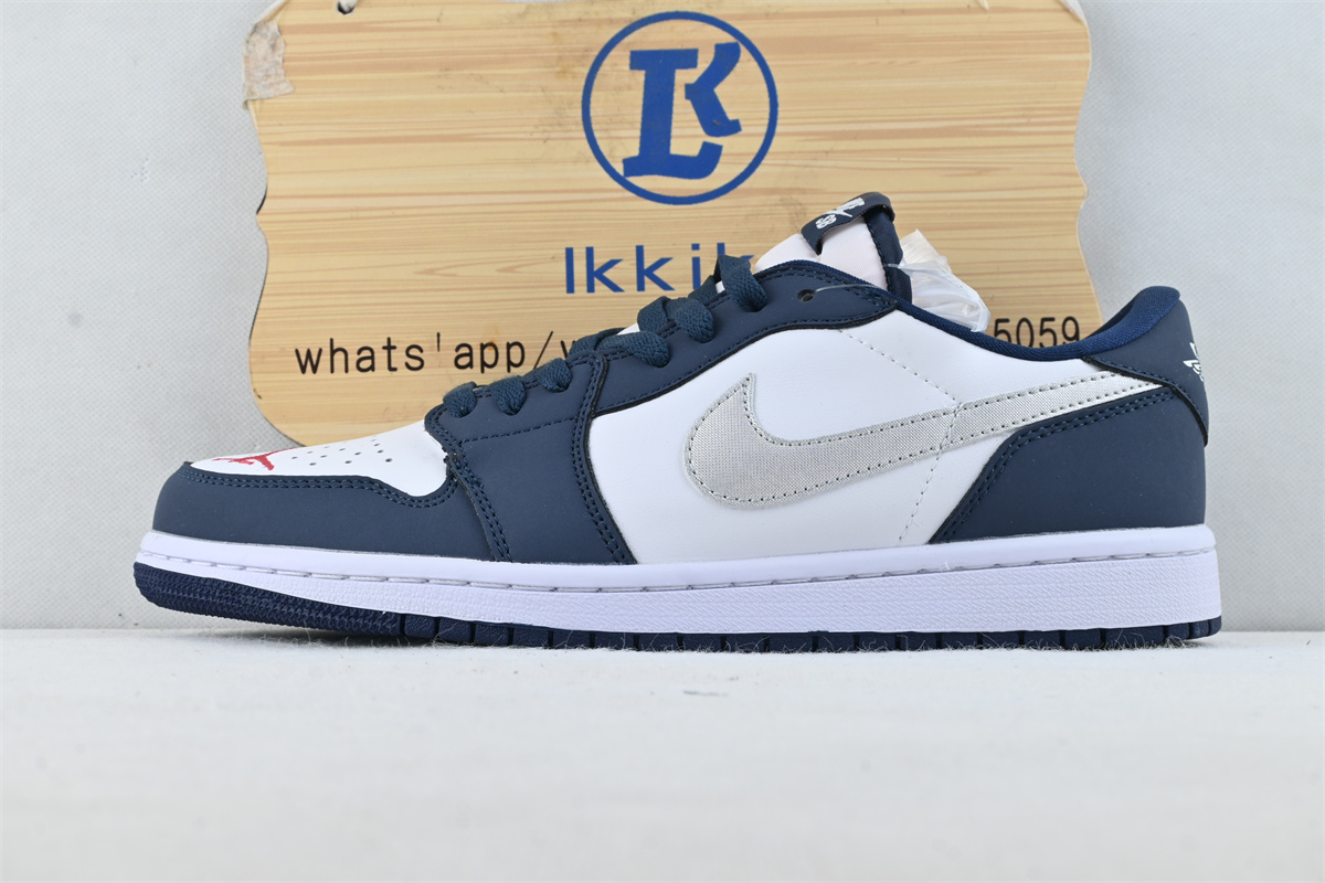 Jordan 1 Low SB Midnight Navy