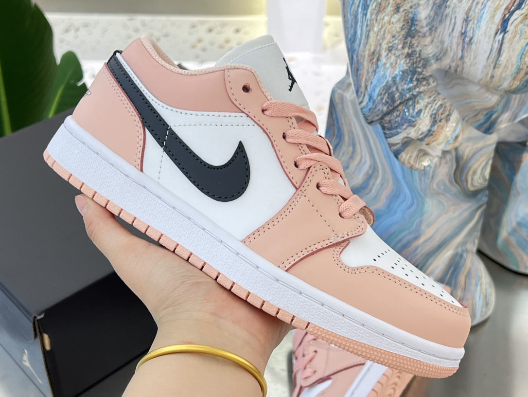 Jordan 1 Low pink