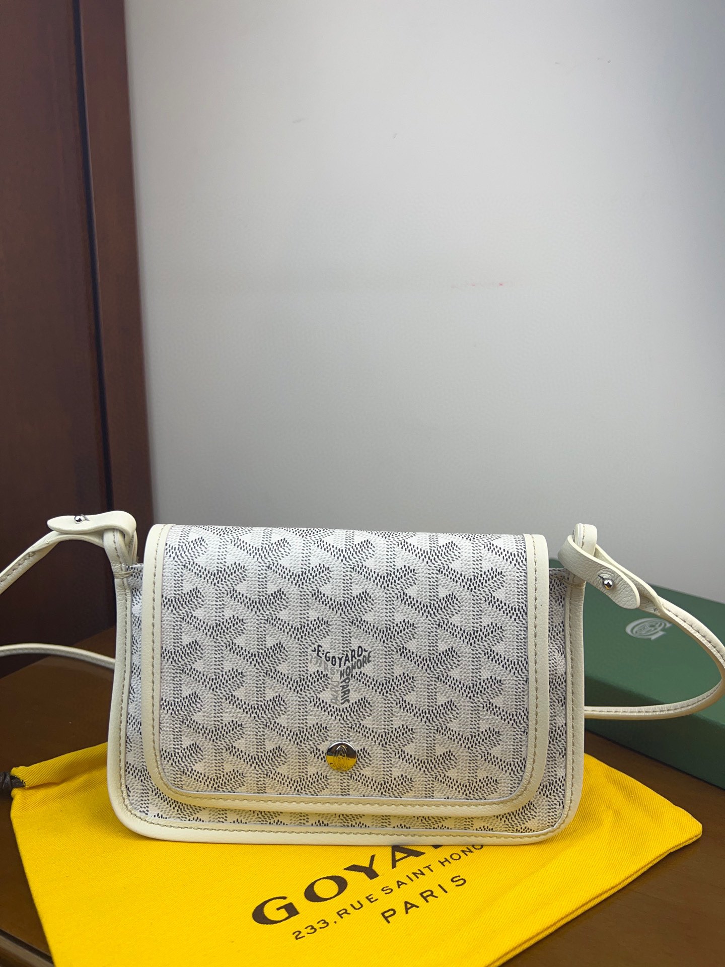 G09ard Plumet Pouch White ( 5.5H 8W 0.9D)