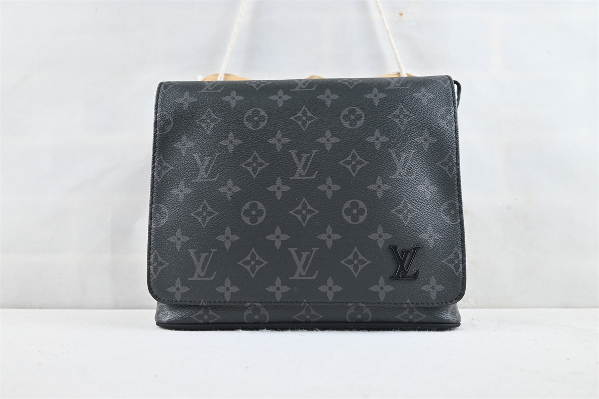 L0vis Vvtt0n Messenger District Monogram Eclipse PM Noir Black