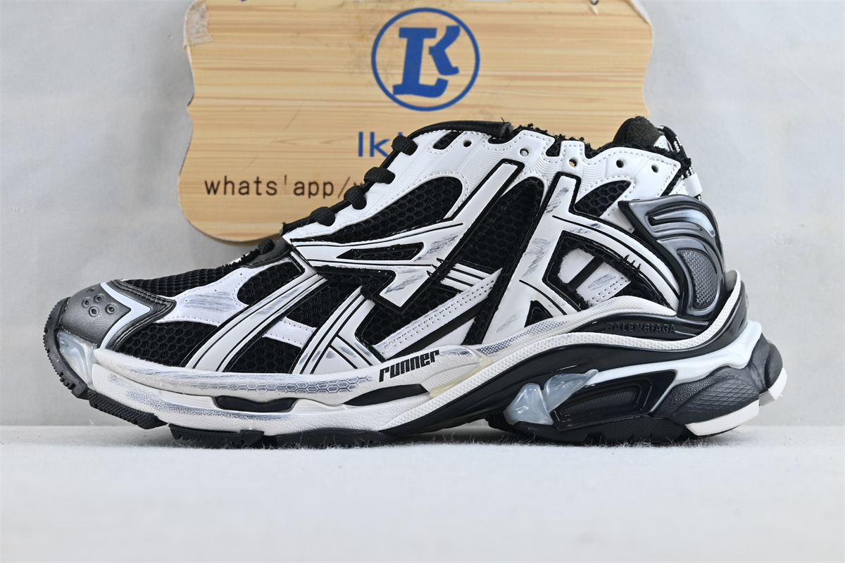 Ba1en*iaga Runner White Black White