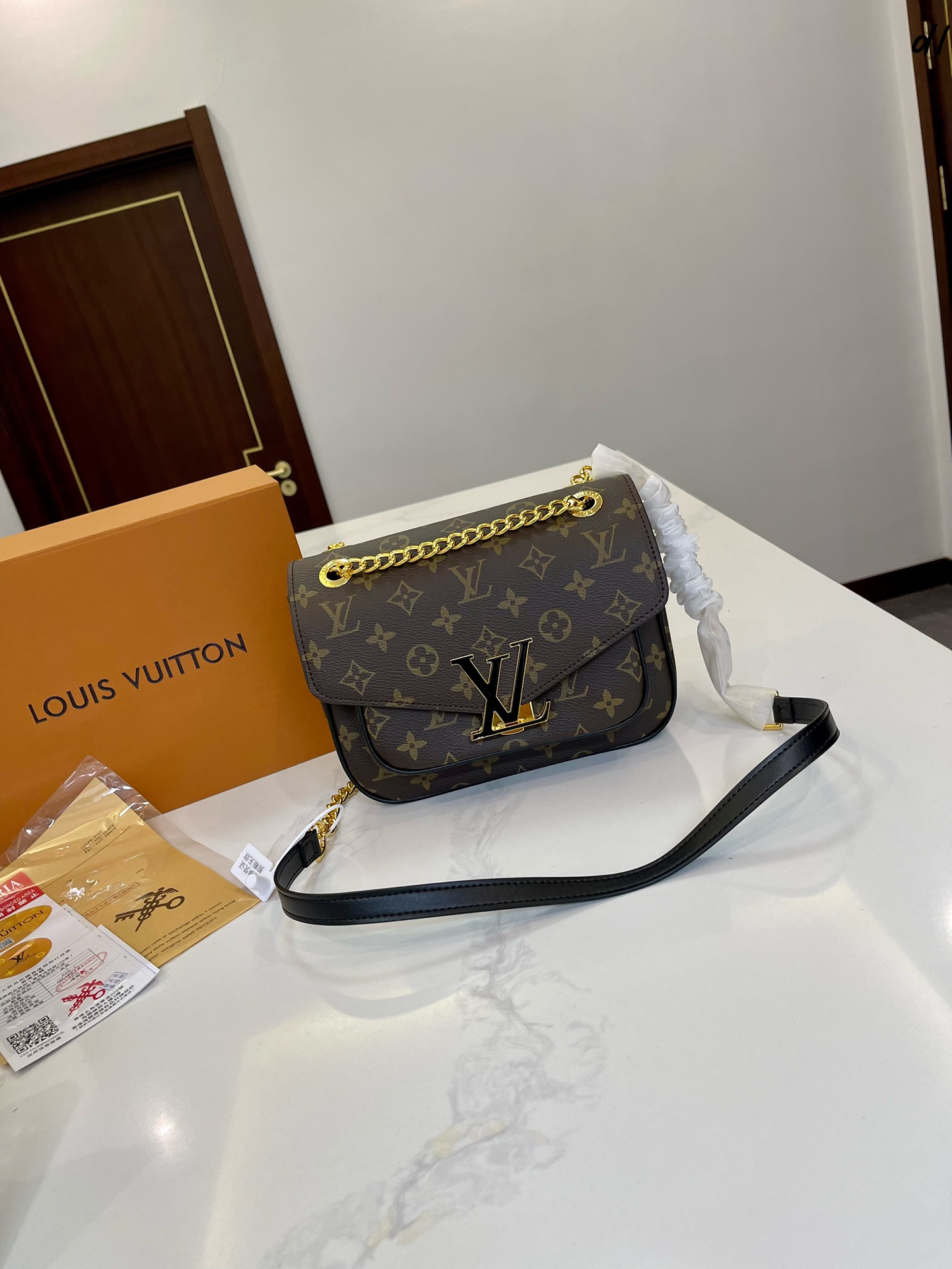 Women L0vis Vvtt0n Authenticated Passy