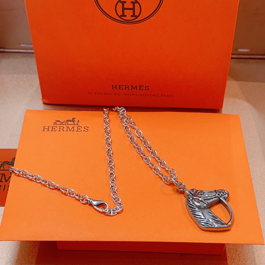 H**me5 Necklace