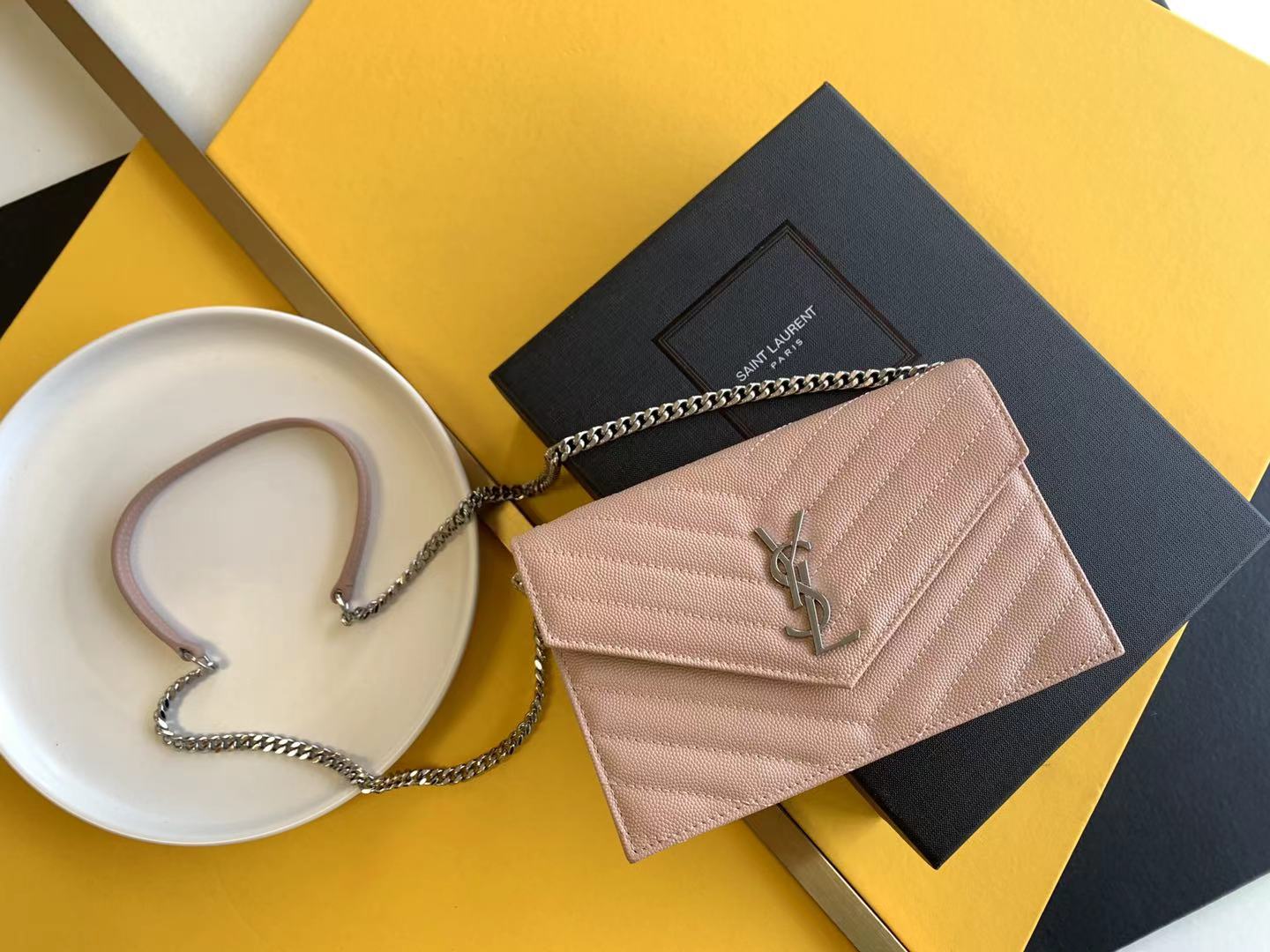 Sa1nt Lau*nt CASSANDRE MATELASSÉ CHAIN WALLET IN GRAIN DE POUDRE EMBOSSED LEATHER