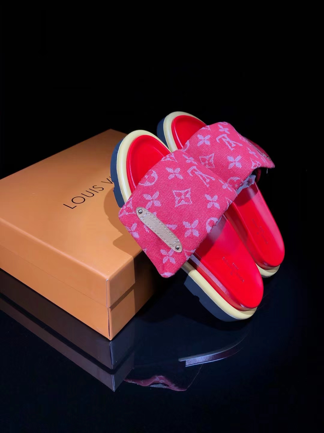 L0vis Vvtt0n slippers