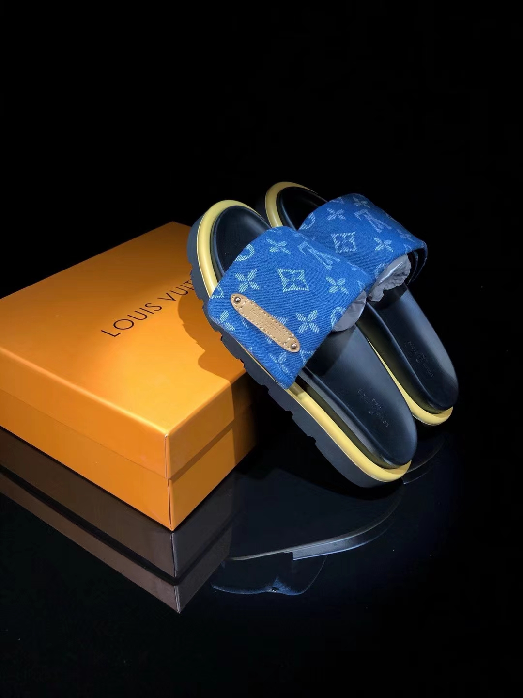 L0vis Vvtt0n slippers