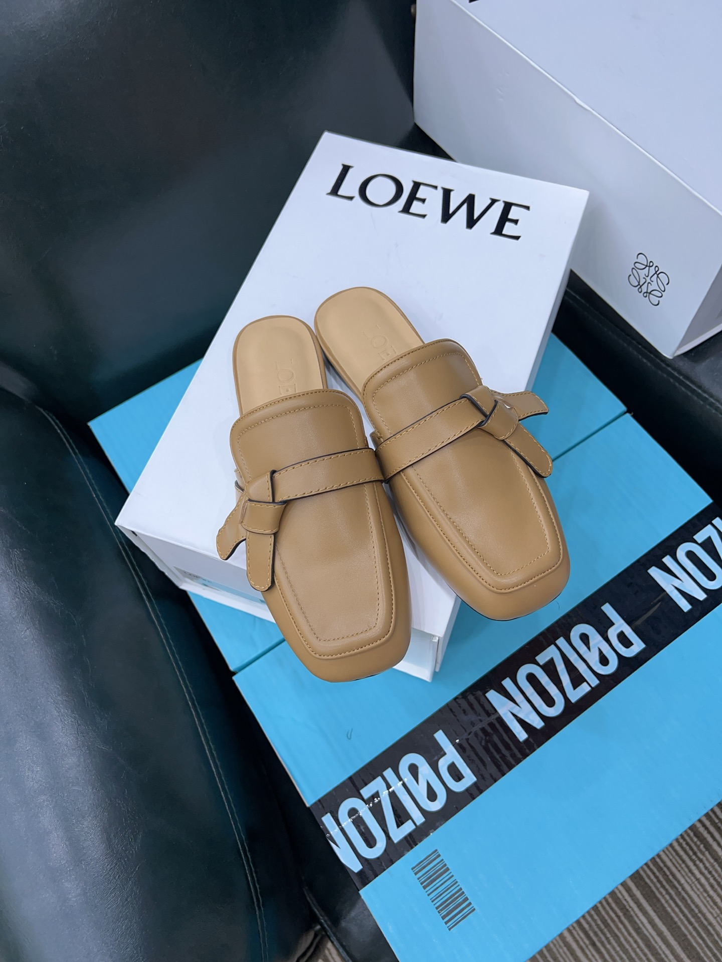 L0ew* Gate Flat Leather Mules
