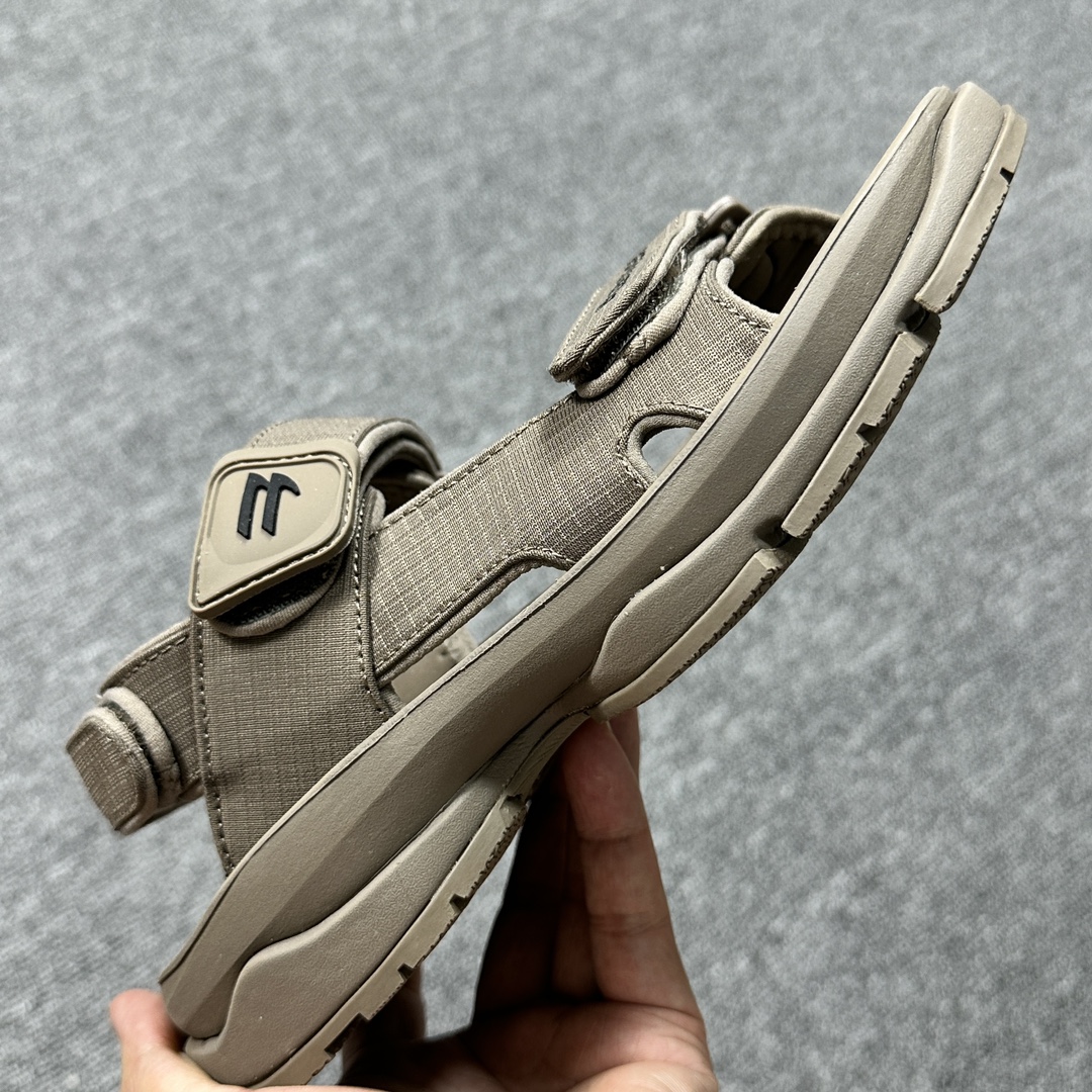 Ba1en*iaga Tourist Sandal