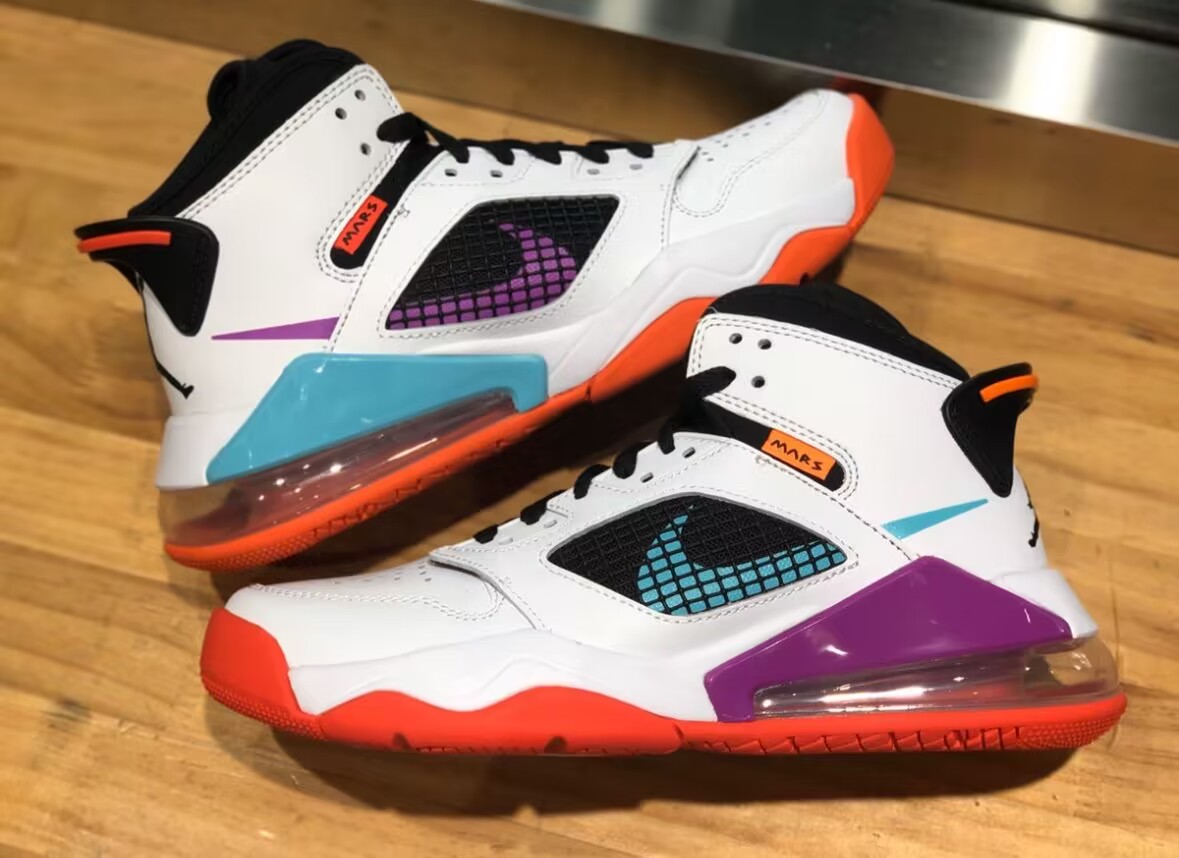Jordan Mars 270 White Hyper Violet