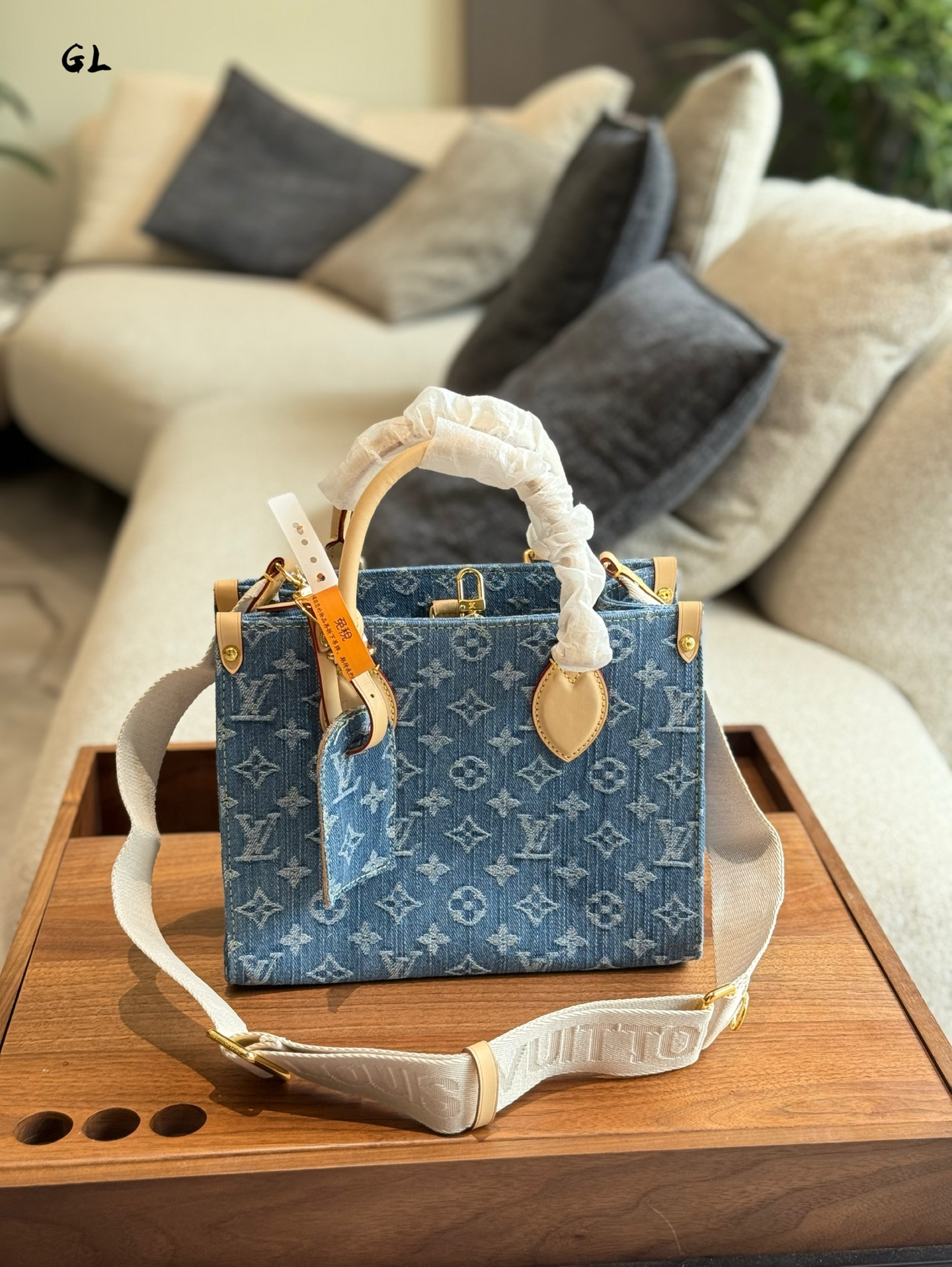 L0vis Vvtt0n OnTheGo