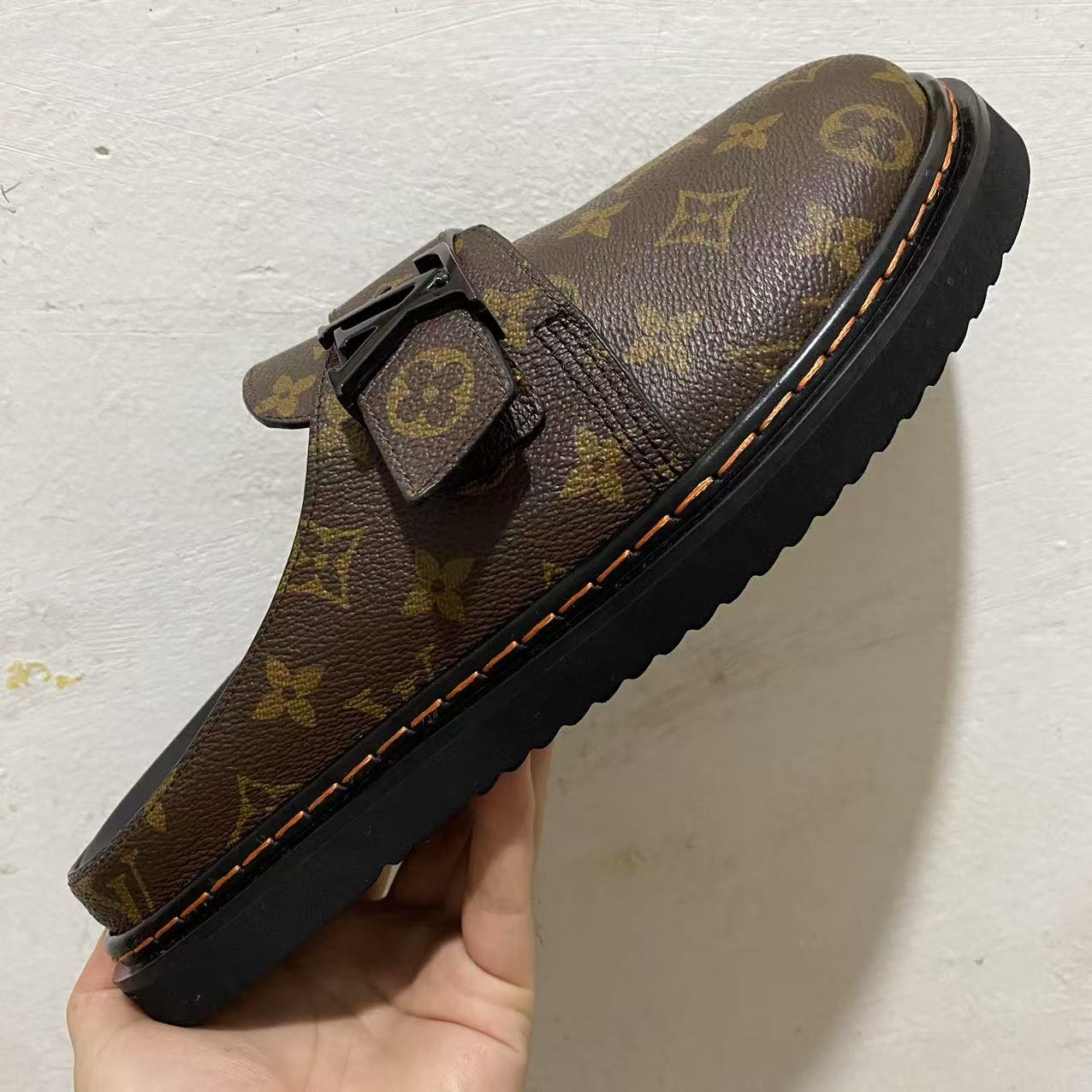 L0vis Vvtt0n Easy Mule