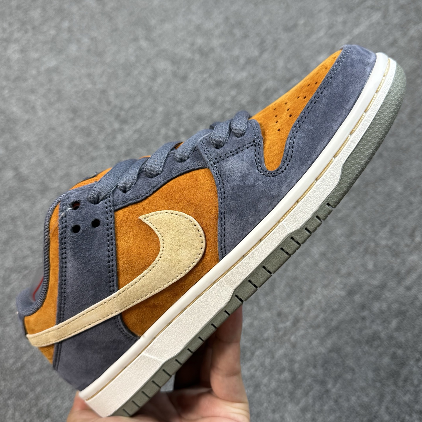 Dunk SB LOW “Light Carbon”